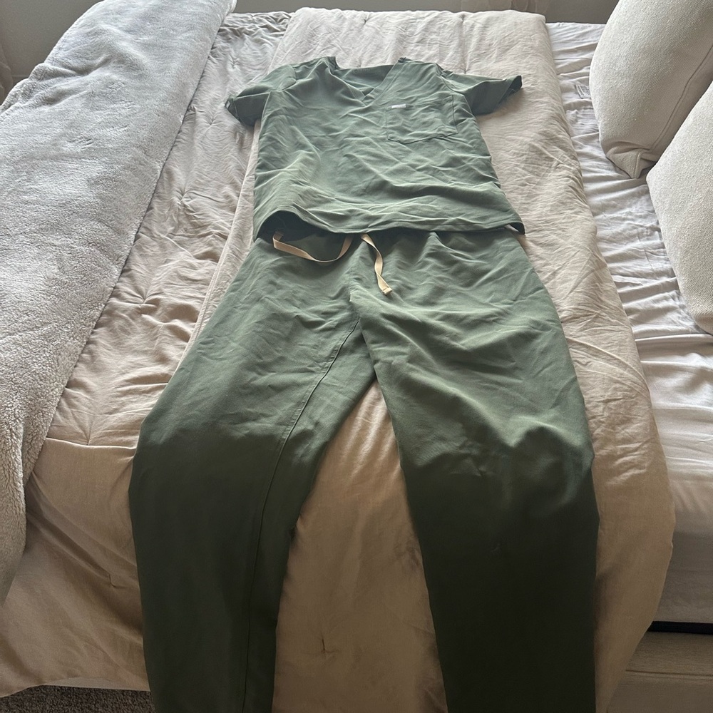 Figs green scrub set worn once. Size small Catarina top and tall Livingston pant